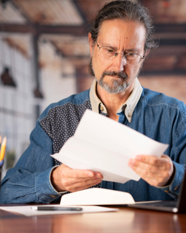 Man_reading_letter_Under_stress