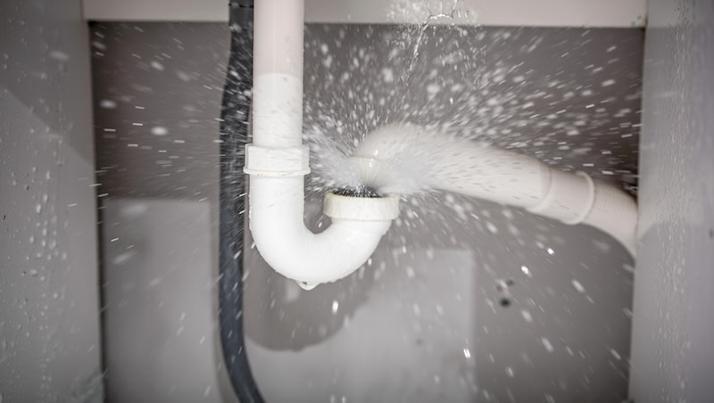Water pipe bursting and spraying water causing need for an emergency plumber Water pipe bursting and spraying water causing need for an emergency plumber